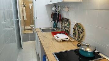 Microwave, cookware/dishes/utensils