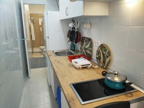 Microwave, cookware/dishes/utensils