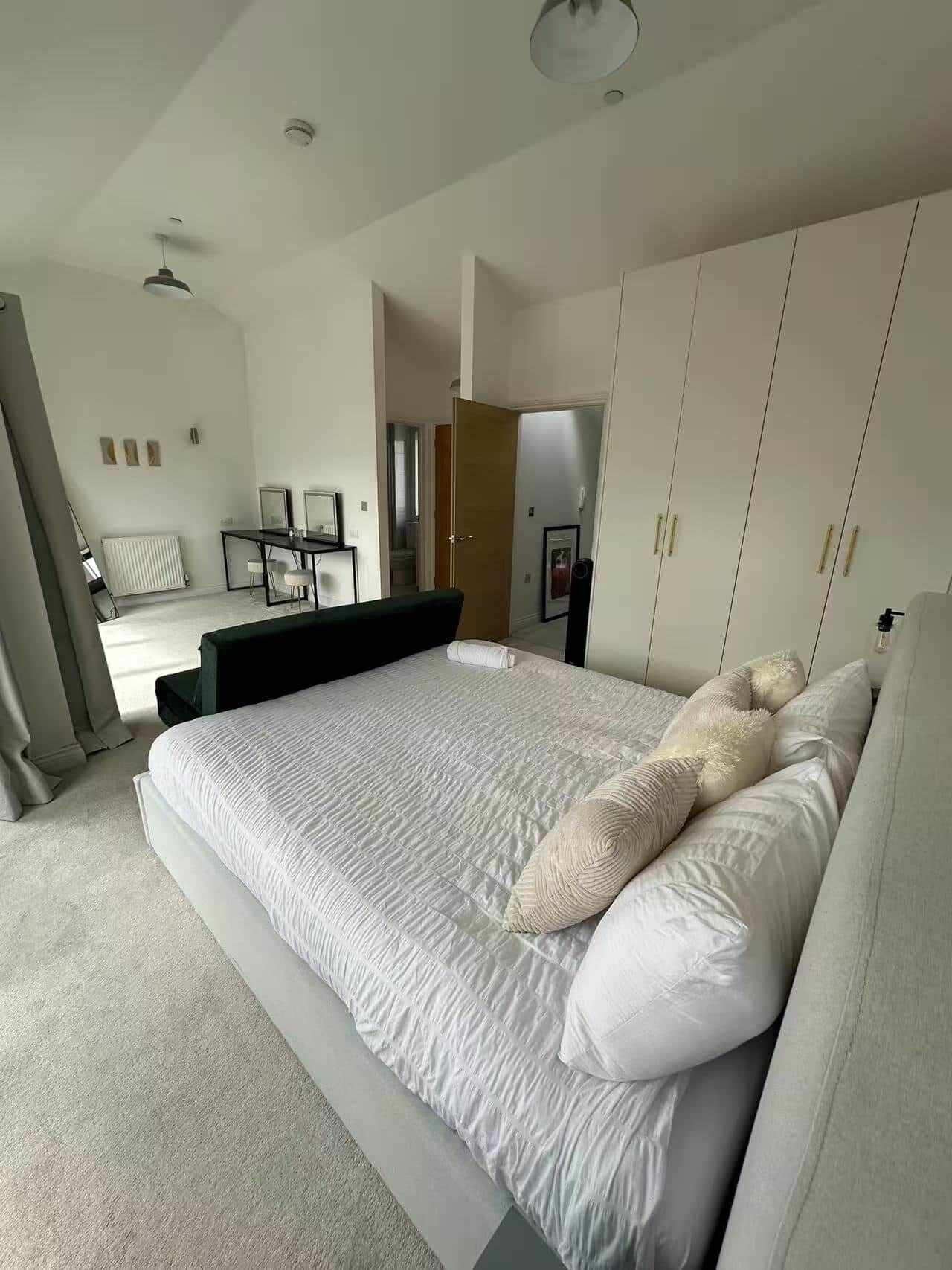 4 bedrooms, iron/ironing board, free WiFi, bed sheets