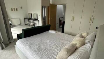 4 bedrooms, iron/ironing board, free WiFi, bed sheets