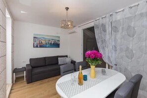 Lägenhet (Apartment Hitri - One Bedroom Apartme) | Matsal