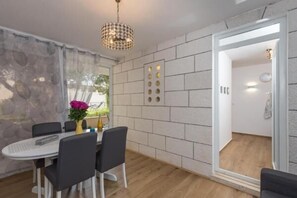 Apartment (Apartment Hitri - One Bedroom Apartme) | Esszimmer