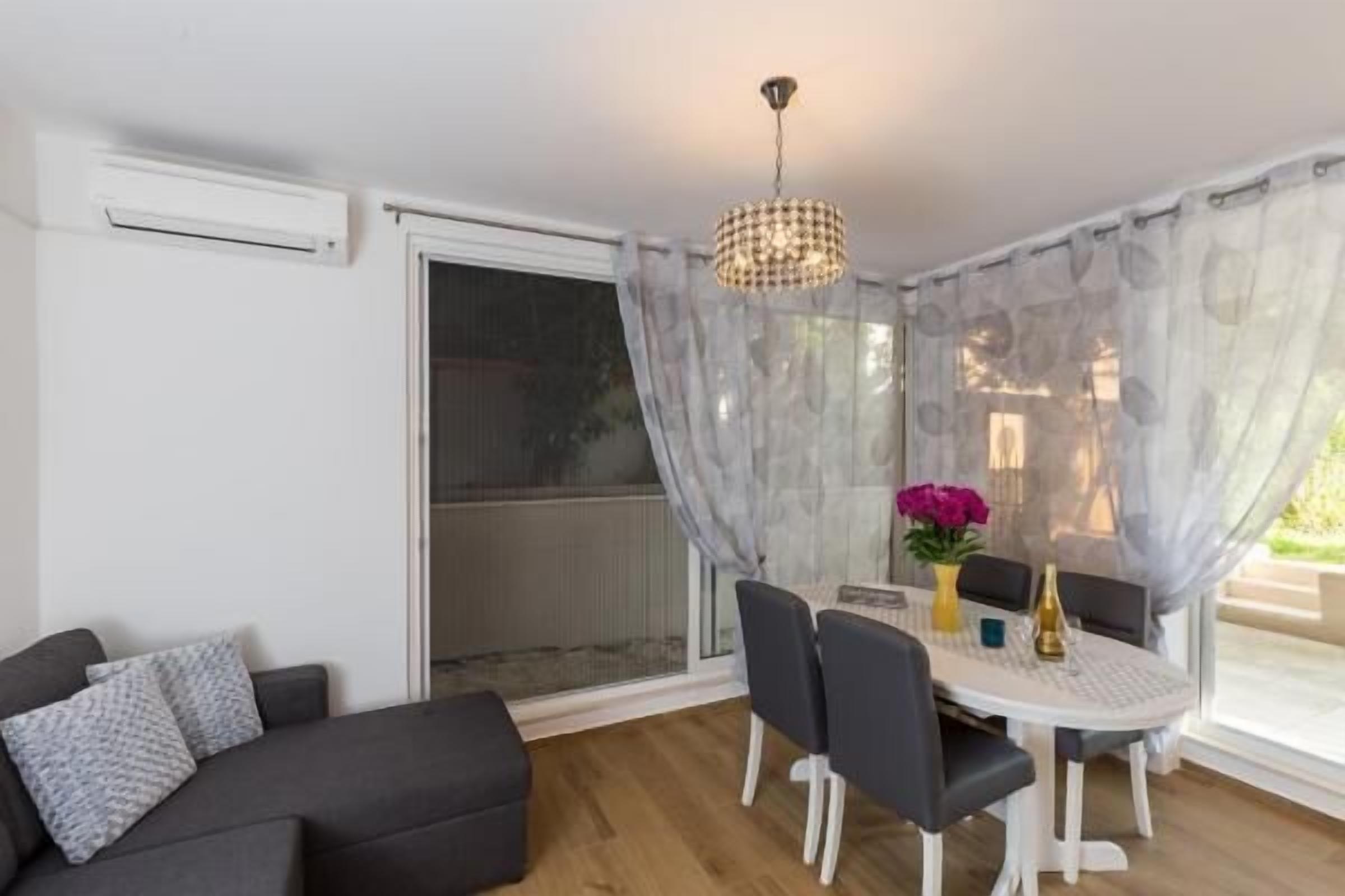 Departamento (Apartment Hitri - One Bedroom Apartme) | Comedor