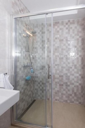 아파트 (Apartment Hitri - One Bedroom Apartme) | 욕실 | 샤워 시설, 타월