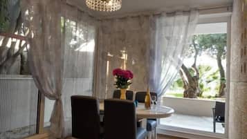Departamento (Apartment Hitri - One Bedroom Apartme) | Comedor