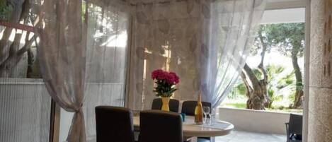 Apartment (Apartment Hitri - One Bedroom Apartme) | Dining room