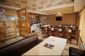 Desayuno buffet (INR 350 por persona) 