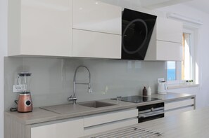 Apartamento (Apartment M&J - Comfort Two Bedroom A) | Cozinha privada | Geladeira