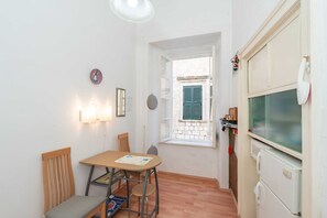 Apartment (One-Bedroom Apartment) | Private kitchen