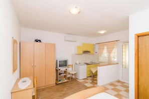 Studio (Studio Apartment with Terrace (A1 žu) | Living room | 32-inch flat-screen TV with digital channels