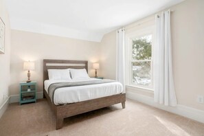 2 bedrooms, desk, travel crib, WiFi - Sweet Retreat 3 Mins to Notre Dame, Eddy St. Commons, & Memorial Hospital (South Bend)