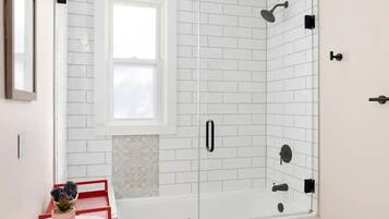 Douche, sèche-cheveux, serviettes fournies, shampoing