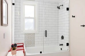 Douche, sèche-cheveux, serviettes fournies, shampoing