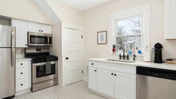 KĂŒhlschrank, Mikrowelle, Ofen, Herdplatte