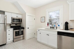 Fridge, microwave, oven, stovetop - Sweet Retreat 3 Mins to Notre Dame, Eddy St. Commons, & Memorial Hospital (South Bend)