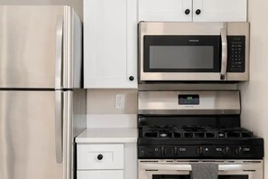 Réfrigérateur, four à micro-ondes, un four, surface de cuisson