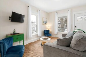 TV, offices - Sweet Retreat 3 Mins to Notre Dame, Eddy St. Commons, & Memorial Hospital (South Bend)