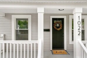 Exterior detail - Sweet Retreat 3 Mins to Notre Dame, Eddy St. Commons, & Memorial Hospital (South Bend)