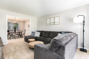 Televisio, takka, työhuone