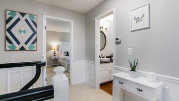 4 bedrooms, iron/ironing board, WiFi, bed sheets