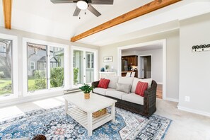 Televisio, takka, työhuone