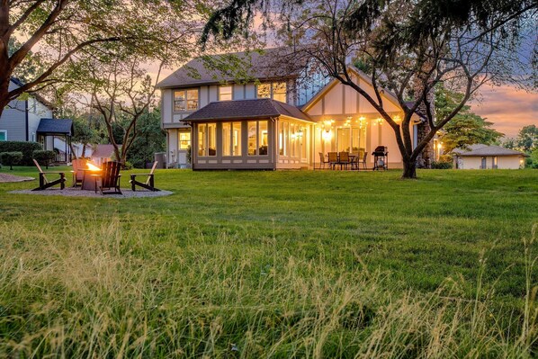 Exterior - Spacious 6-Bed Luxury Home Near Notre Dame (Granger)