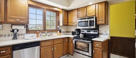 Frigorífico, microondas, horno y placa de cocina