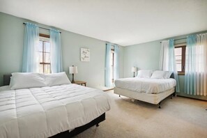 4 bedrooms, desk, iron/ironing board, WiFi - Near Shopping & Dining- The South Bend Bungalow (Granger)