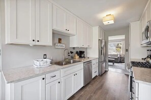 Kylskåp, mikrovågsugn, ugn och spishäll