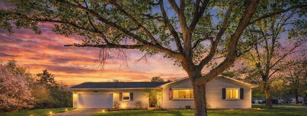 Exterior - Minutes to Notre Dame! - The Light on Brighton (South Bend)