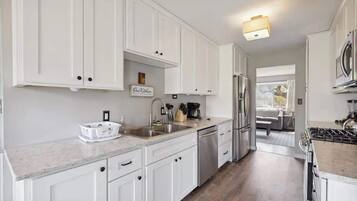 Frigorífic, microones, forn i placa de cuina