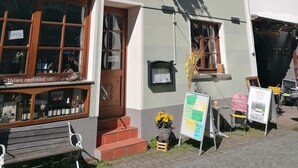 Un edificio con un cartel que dice "Winkertube" y una vitrina de vinos en el exterior.