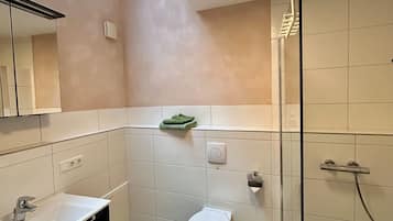 Dusche, Haartrockner, Handtücher, Toilettenpapier