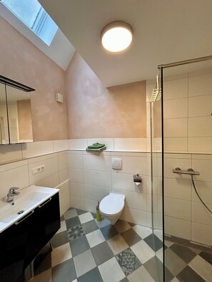 Dusche, Haartrockner, Handtücher, Toilettenpapier