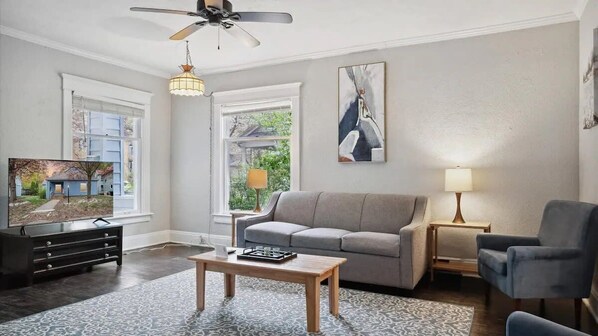 Televisión, libros y oficina 