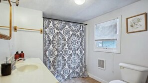 Douche, sèche-cheveux, serviettes fournies