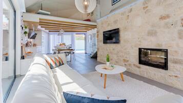 Vila (Two Bedroom Holiday House with Pool) | Sala de estar | TV de tela plana