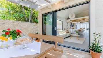 Vila (Two Bedroom Holiday House with Pool) | Terraço/pátio