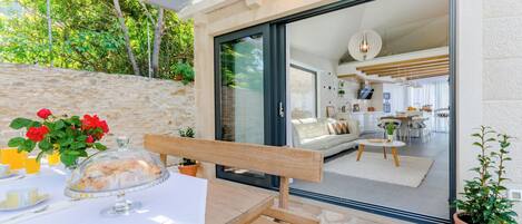 别墅 (Two Bedroom Holiday House with Pool) | 露台