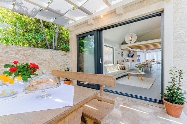 Villa (Two Bedroom Holiday House with Pool) | Terrace/patio