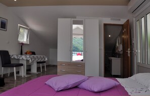 Studio (Studio Apartment with Balcony and Sea) | Living room