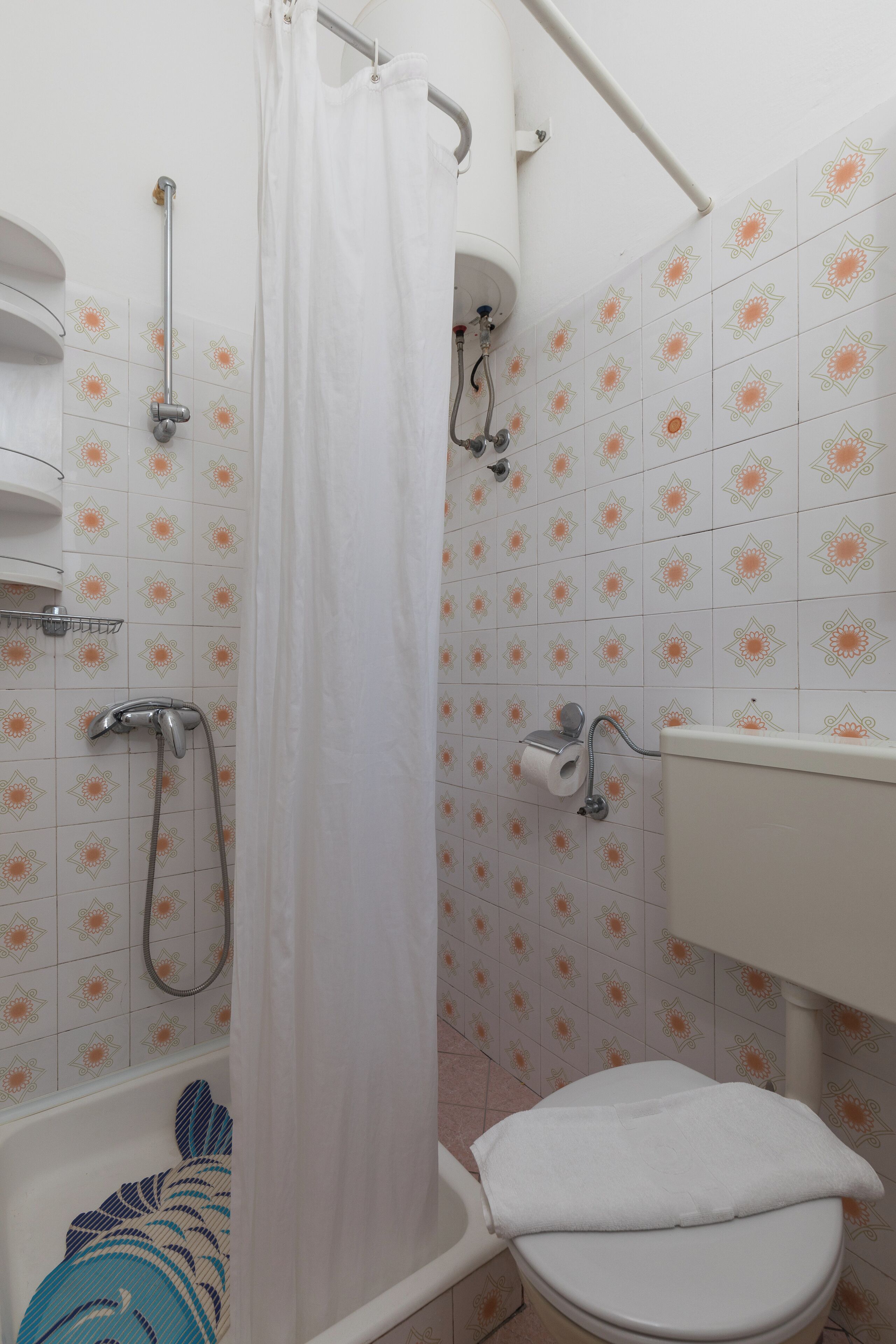 Un baño con ducha, inodoro y bañera.