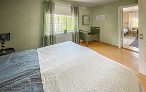 2 bedrooms, travel crib, free WiFi