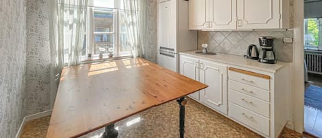 Fridge, oven, stovetop, coffee/tea maker