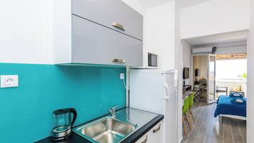 Estúdio (Studio Apartment with Balcony and Sea) | Cozinha privada | Geladeira