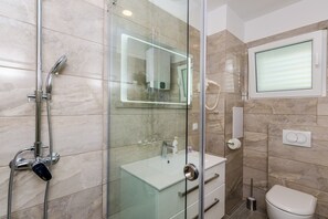 Studio (Studio Apartment with Balcony and Sea) | Bathroom | Shower, towels - Apartment Petra 14 (Dubrovnik)