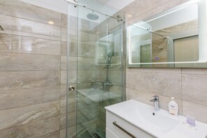 Studio (Studio Apartment with Balcony and Sea) | Badezimmer | Dusche, Handtücher