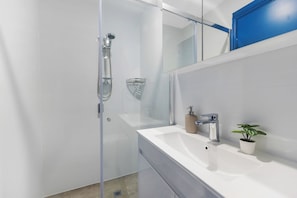 Douche, sĂšche-cheveux, serviettes fournies, savon