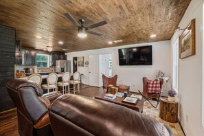 TV, fireplace - Fayetteville & Round Top, serene country cottage!! (Fayetteville)