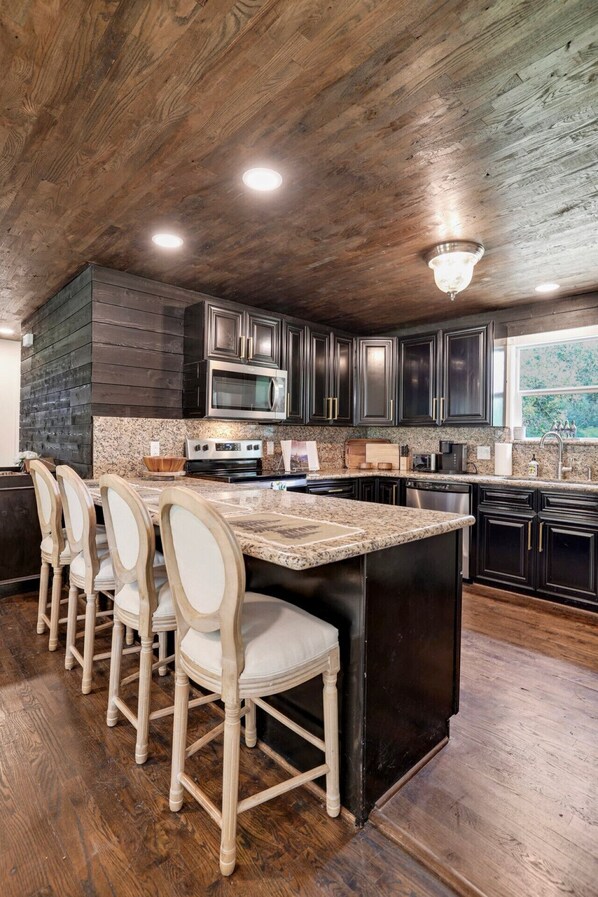 Fridge, microwave, oven, dishwasher - Fayetteville & Round Top, serene country cottage!! (Fayetteville)